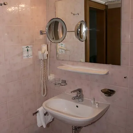 德纽酒店 3* 努齐德斯